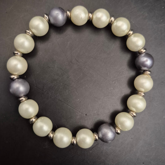 Elastisches Perlenarmband – Creme & Grau mit silberfarbenen Akzenten