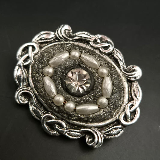Silberfarbene Vintage Brosche – Strass & Perlen im Ornamentrahmen