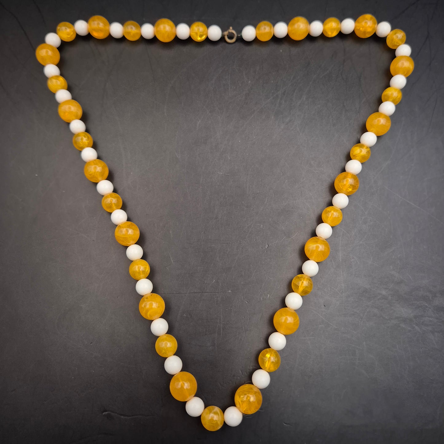Bunte Perlenkette – Gelb-Weiße Kombination mit runden Kugelperlen