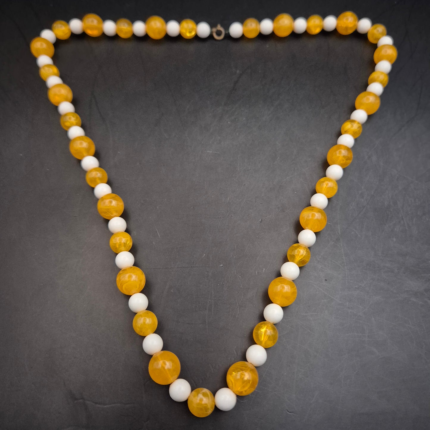 Bunte Perlenkette – Gelb-Weiße Kombination mit runden Kugelperlen