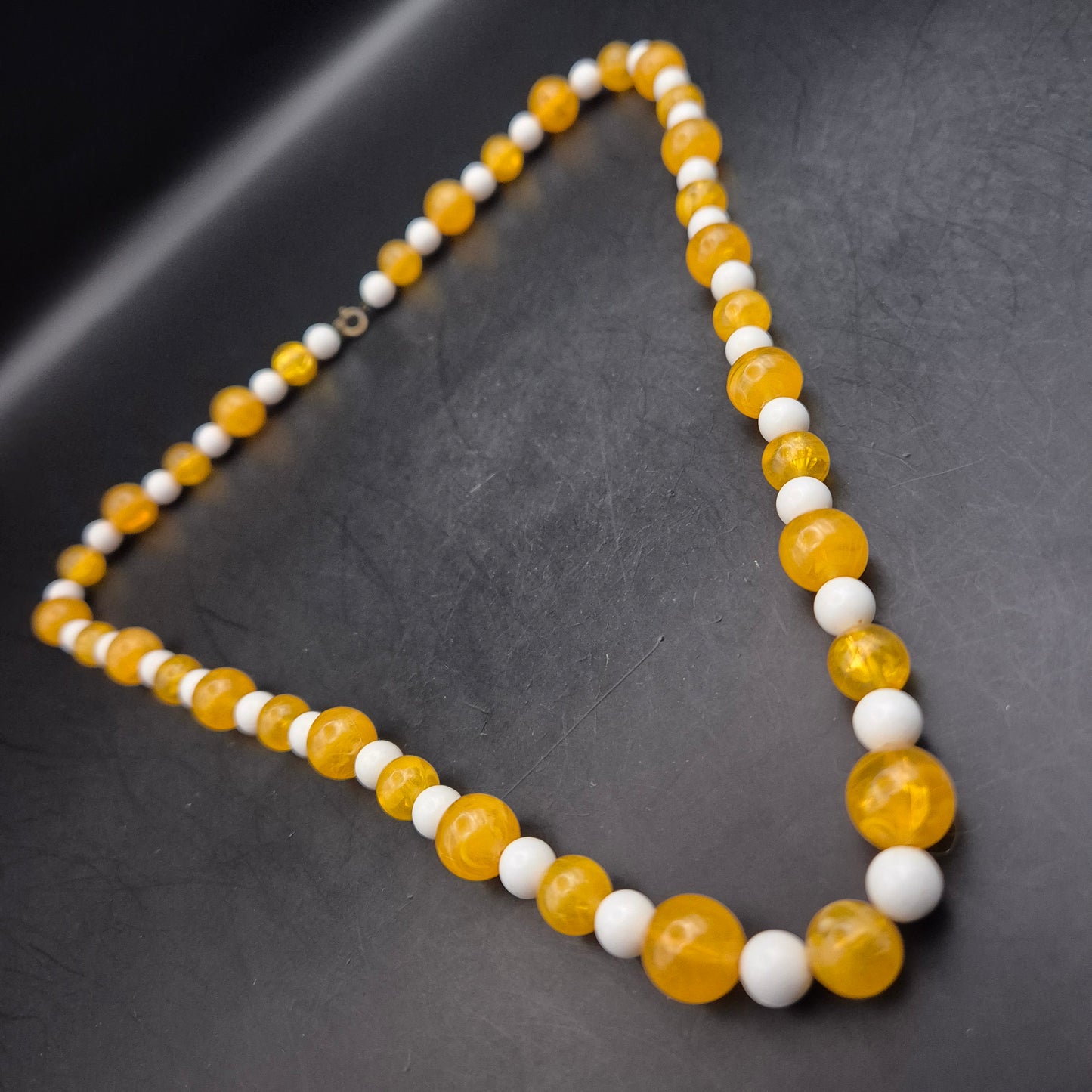 Bunte Perlenkette – Gelb-Weiße Kombination mit runden Kugelperlen