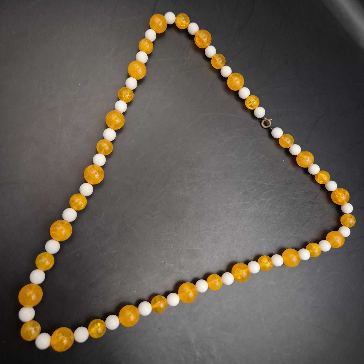 Bunte Perlenkette – Gelb-Weiße Kombination mit runden Kugelperlen
