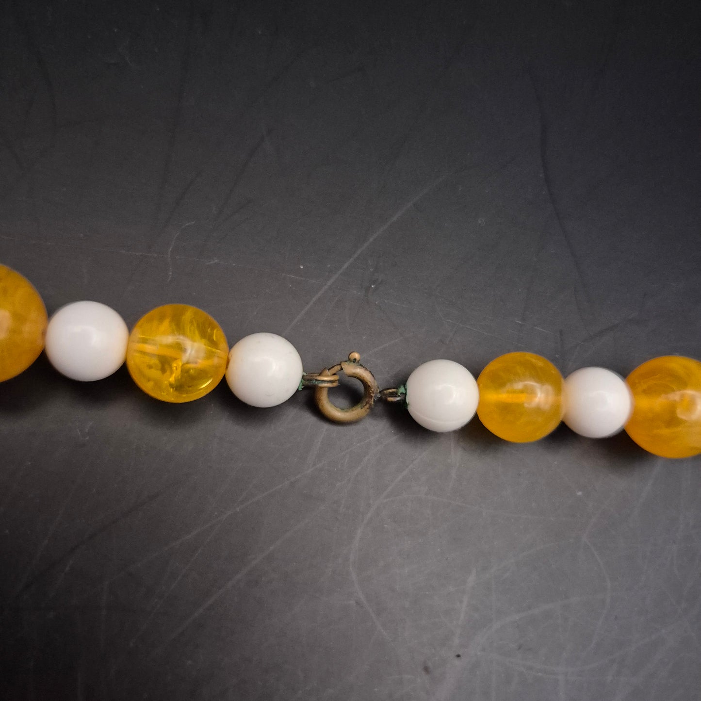 Bunte Perlenkette – Gelb-Weiße Kombination mit runden Kugelperlen