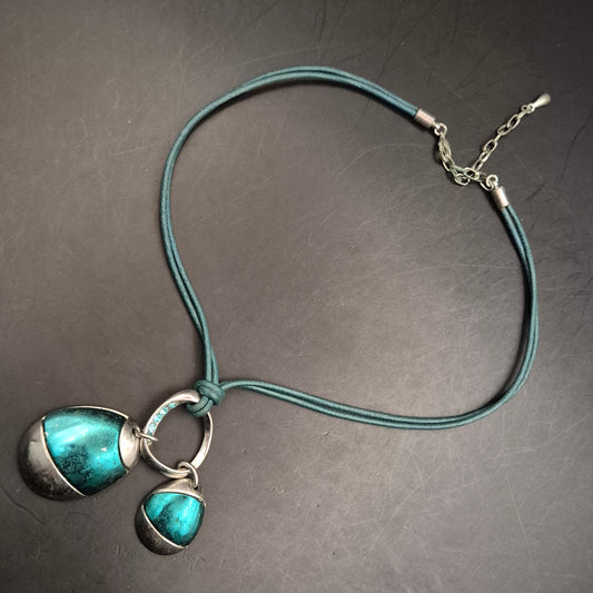 Türkisfarbene Anhänger Halskette – Doppelanhänger am Textilband