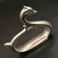 Silberner Designer O-Ring in Form eines stilisierten Schwans
