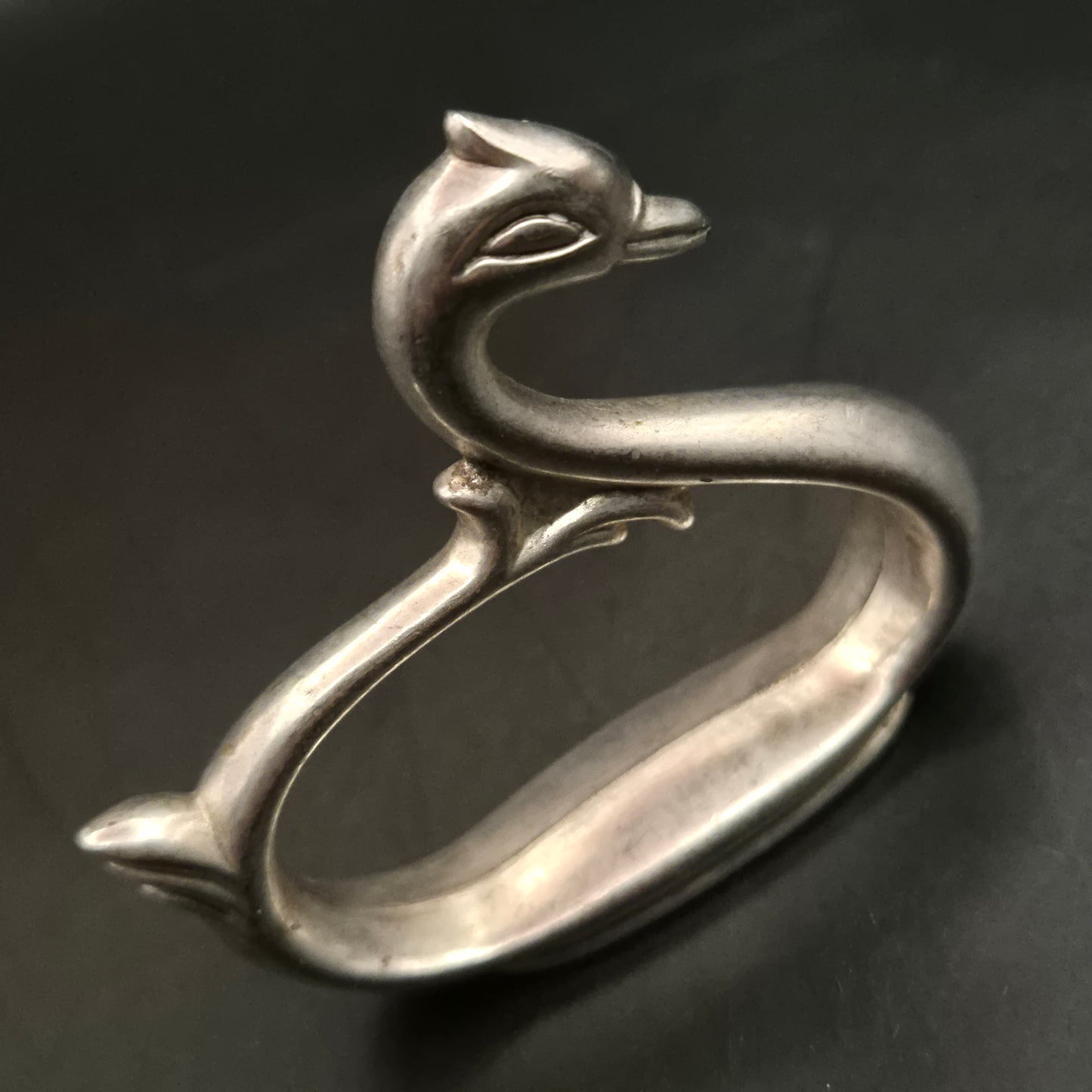 Silberner Designer O-Ring in Form eines stilisierten Schwans