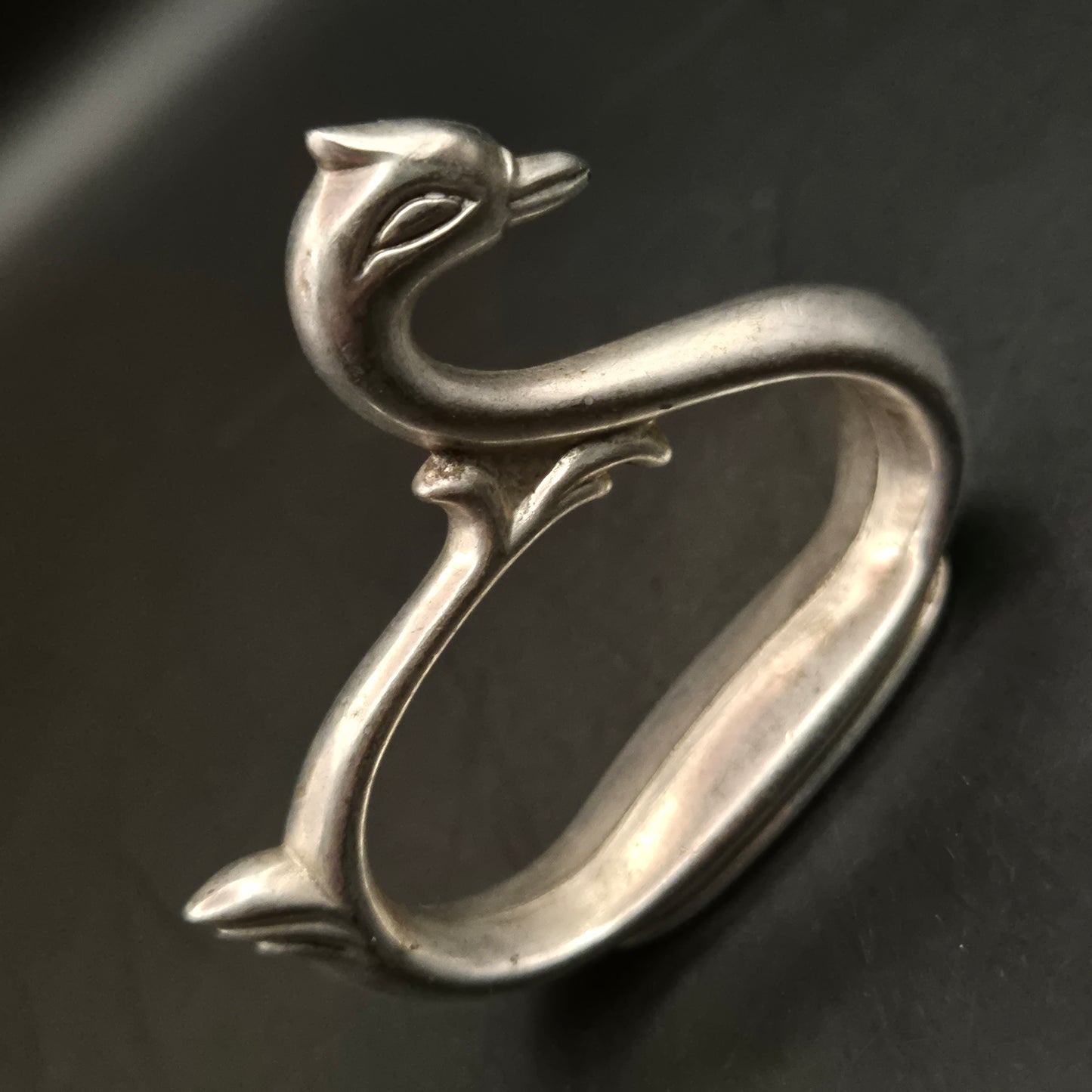 Silberner Designer O-Ring in Form eines stilisierten Schwans