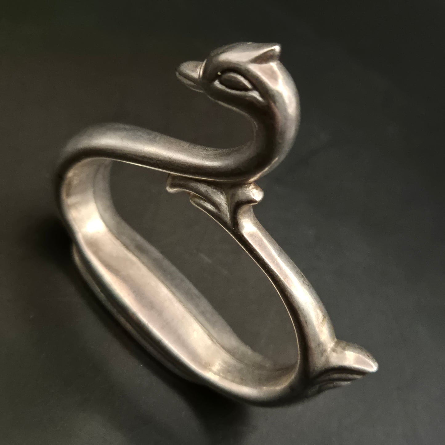 Silberner Designer O-Ring in Form eines stilisierten Schwans