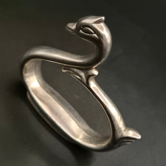 Silberner Designer O-Ring in Form eines stilisierten Schwans