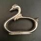Silberner Designer O-Ring in Form eines stilisierten Schwans