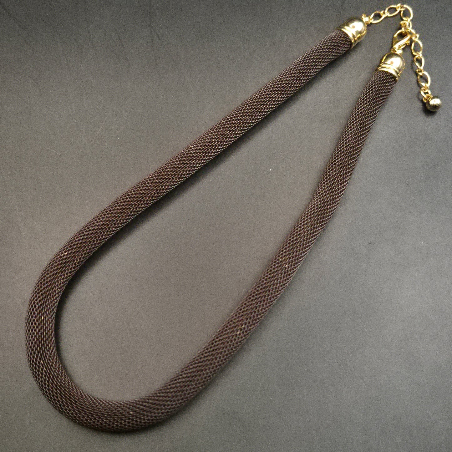 Braune Netz Halskette mit goldfarbenem Verschluss – Modern & Elegant