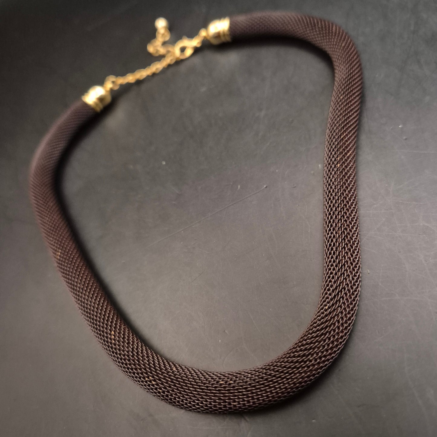 Braune Netz Halskette mit goldfarbenem Verschluss – Modern & Elegant