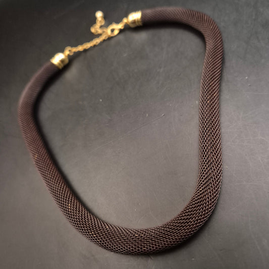 Braune Netz Halskette mit goldfarbenem Verschluss – Modern & Elegant