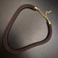 Braune Netz Halskette mit goldfarbenem Verschluss – Modern & Elegant