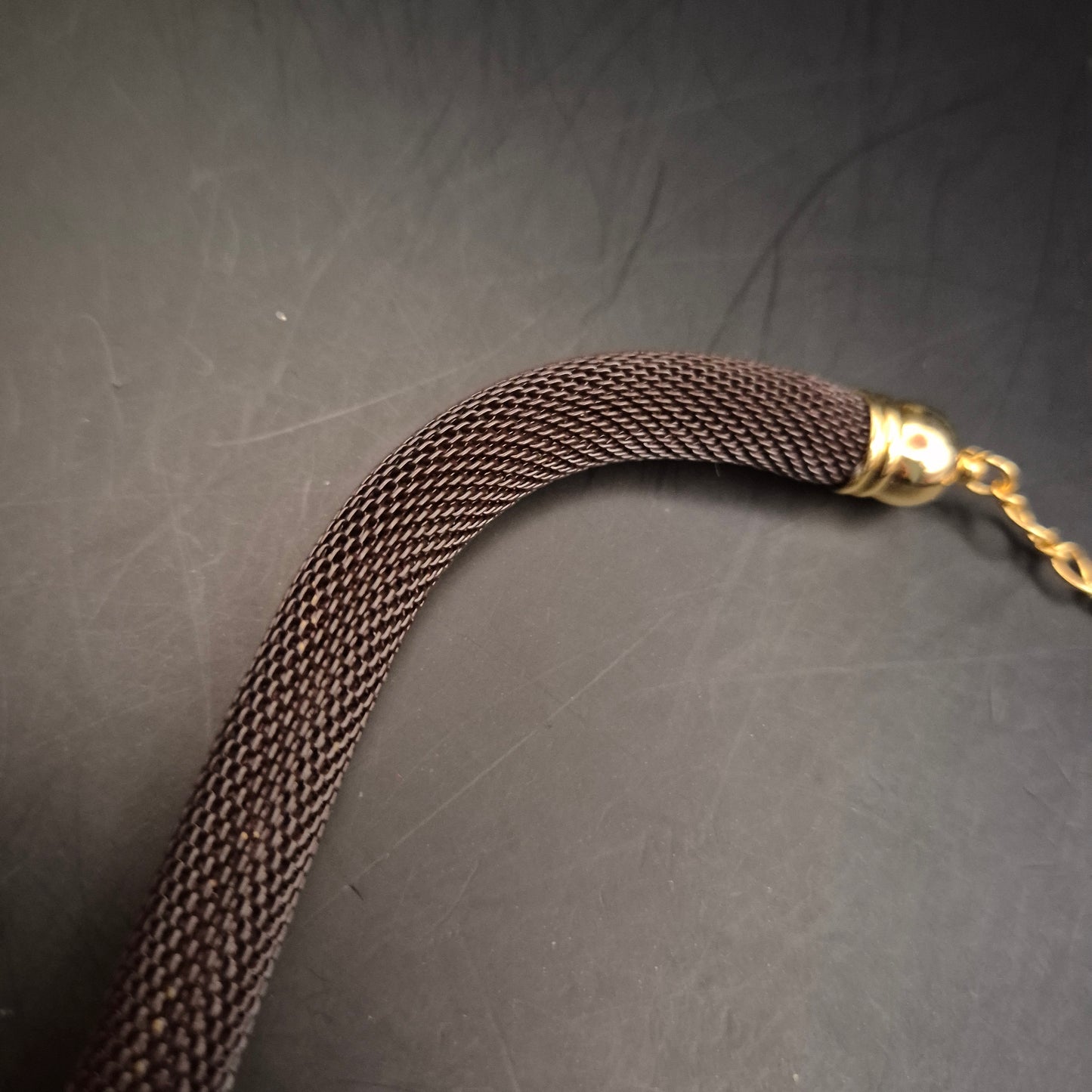 Braune Netz Halskette mit goldfarbenem Verschluss – Modern & Elegant