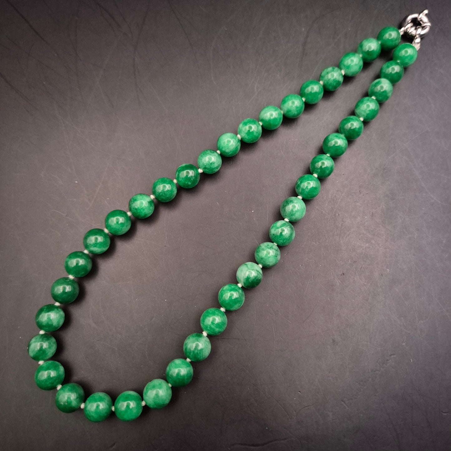 Grüne Stein Halskette – Elegantes Design mit glänzenden Kugelperlen