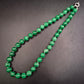 Grüne Stein Halskette – Elegantes Design mit glänzenden Kugelperlen