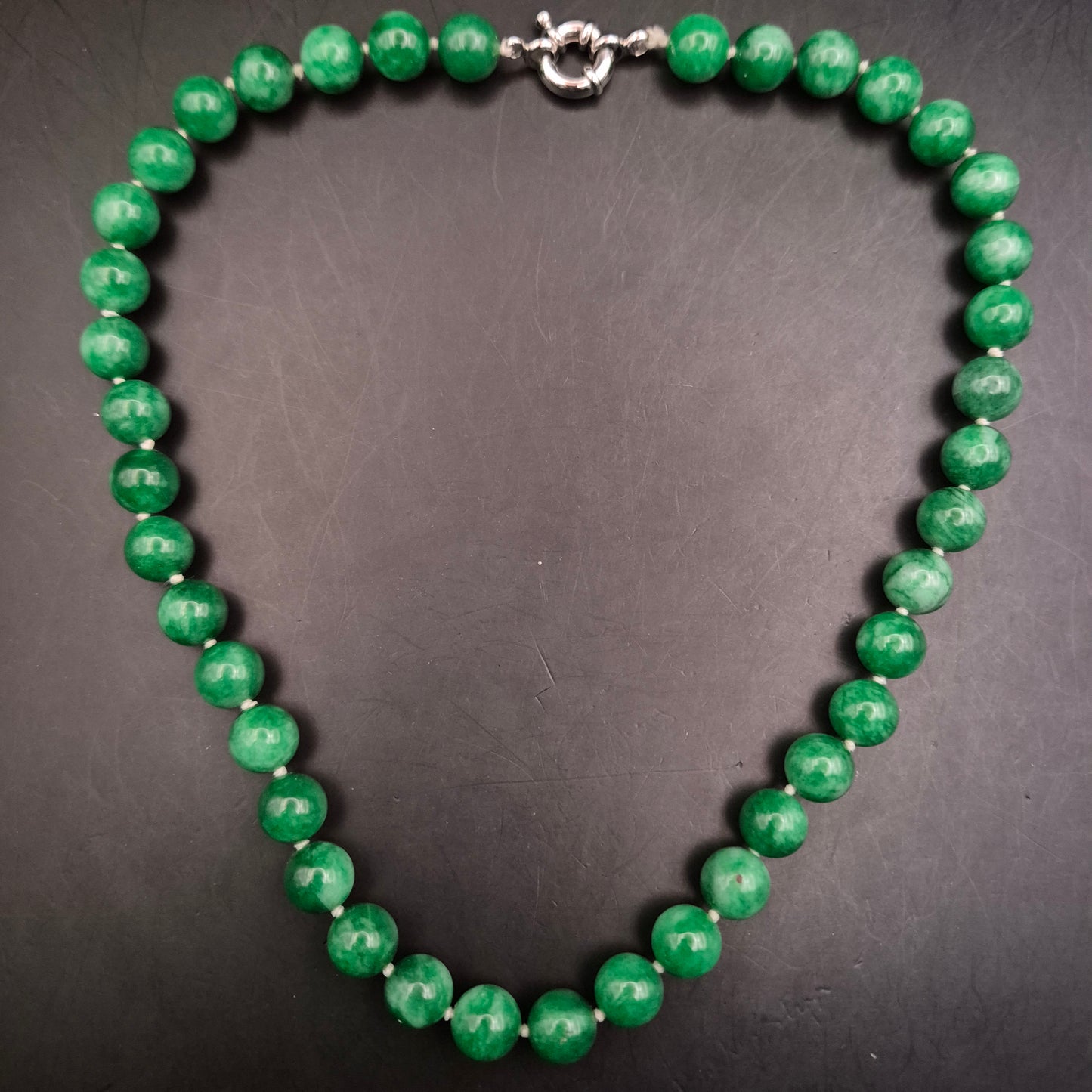 Grüne Stein Halskette – Elegantes Design mit glänzenden Kugelperlen