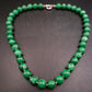 Grüne Stein Halskette – Elegantes Design mit glänzenden Kugelperlen