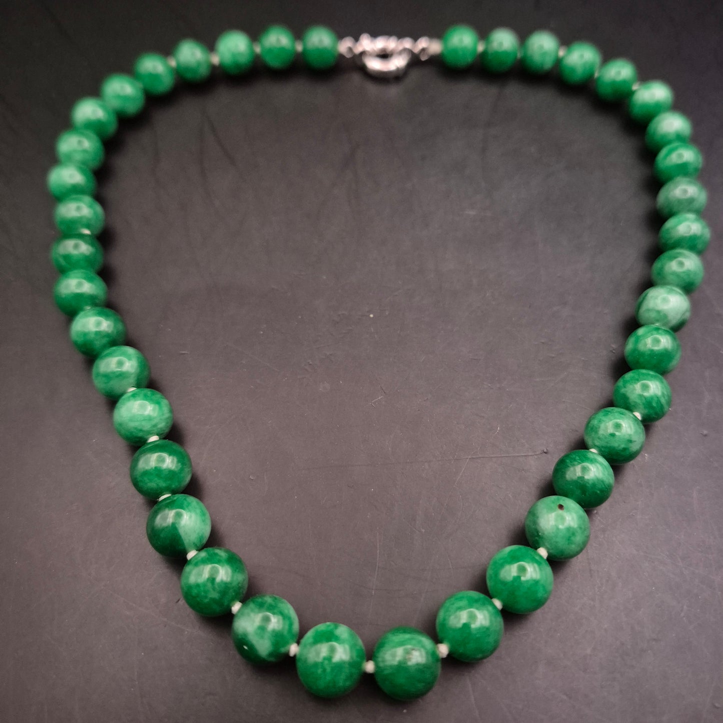 Grüne Stein Halskette – Elegantes Design mit glänzenden Kugelperlen