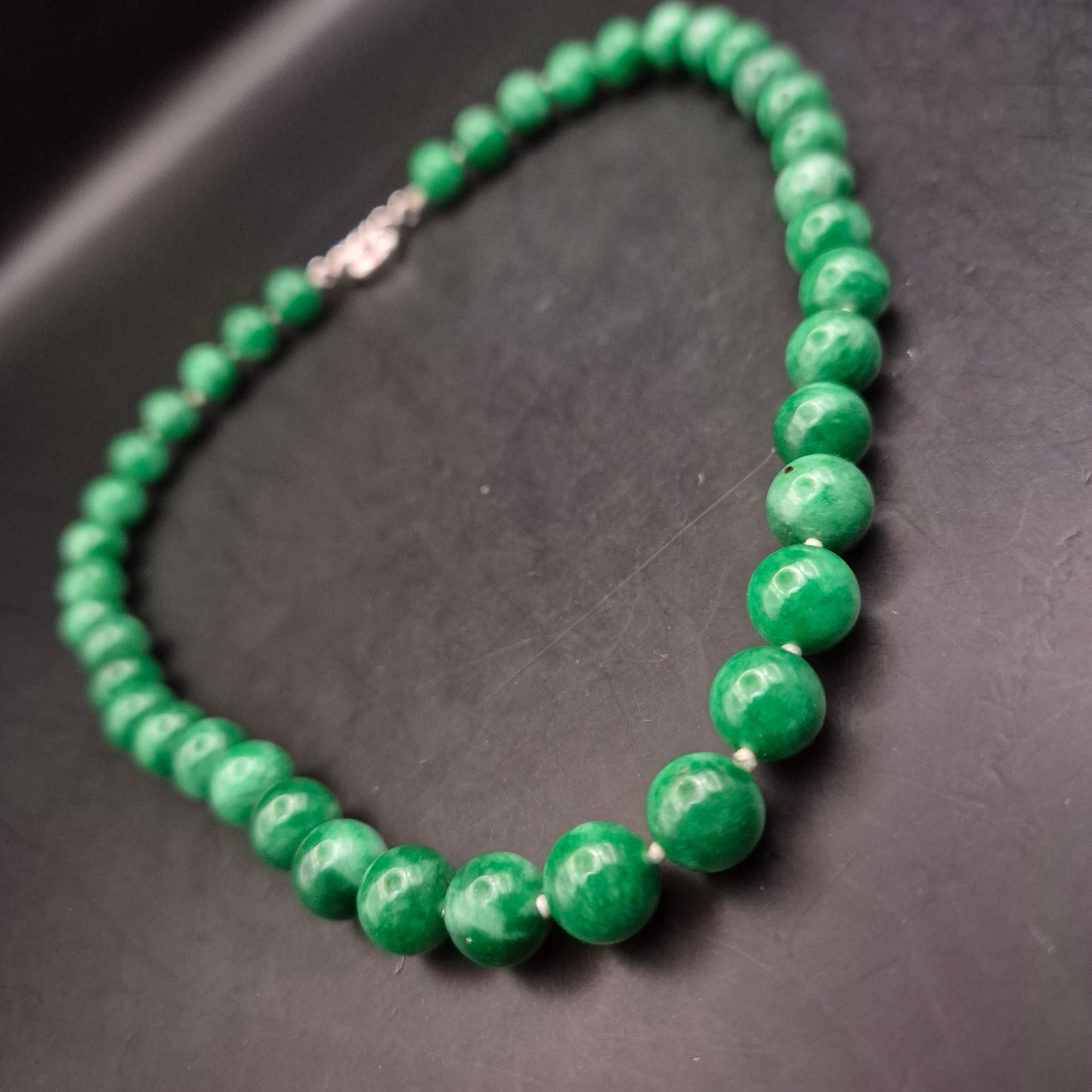 Grüne Stein Halskette – Elegantes Design mit glänzenden Kugelperlen