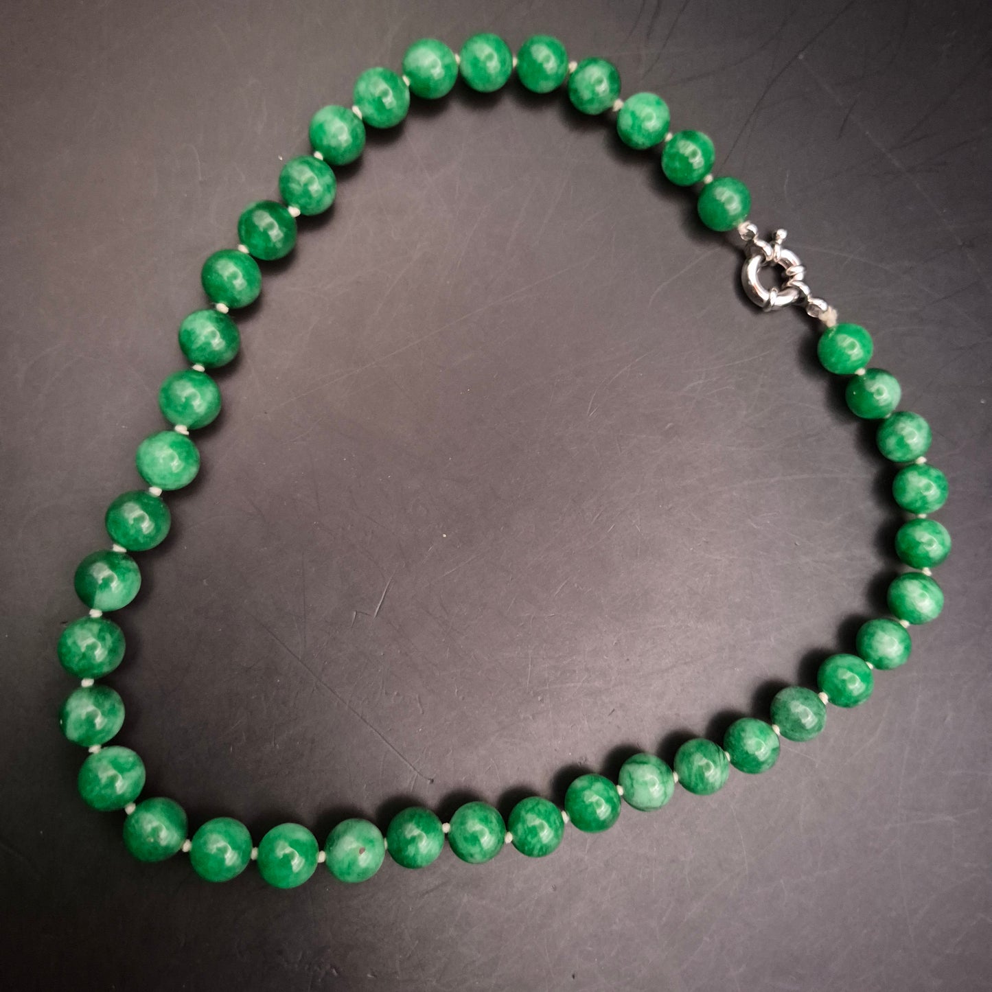 Grüne Stein Halskette – Elegantes Design mit glänzenden Kugelperlen