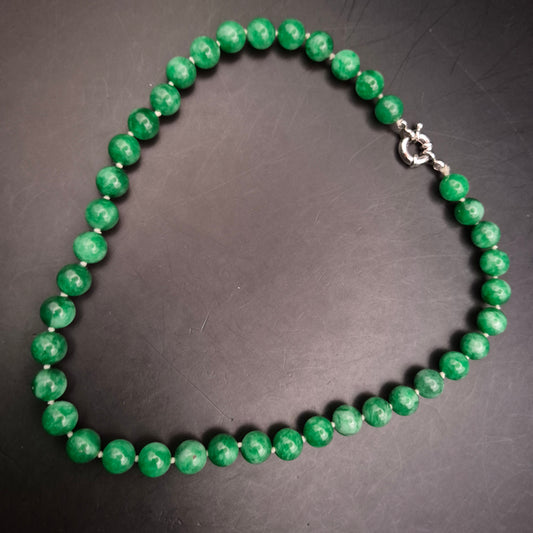Grüne Stein Halskette – Elegantes Design mit glänzenden Kugelperlen