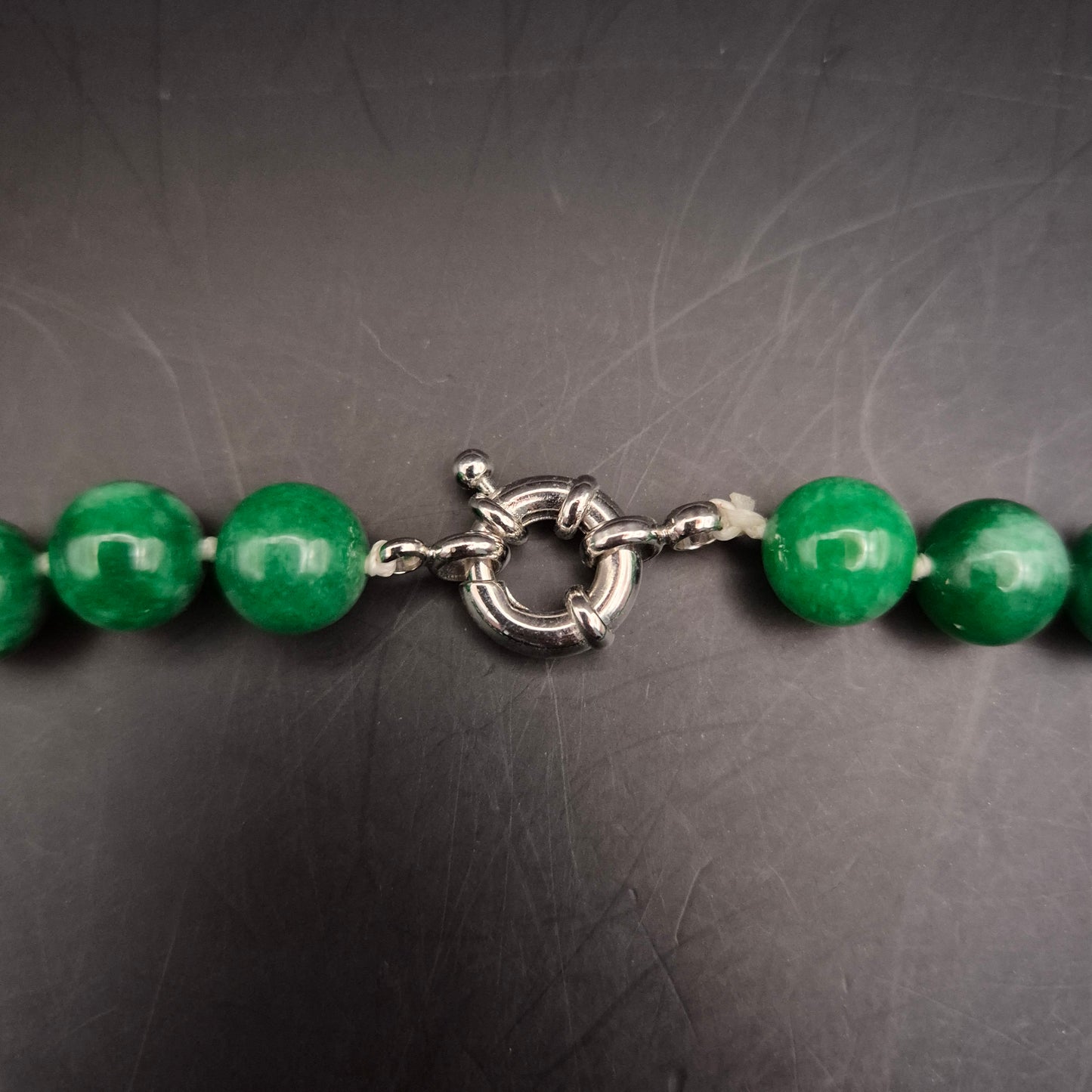 Grüne Stein Halskette – Elegantes Design mit glänzenden Kugelperlen