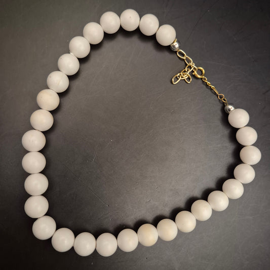 Weiße Stein Halskette – Klassische Eleganz mit goldfarbenem Verschluss