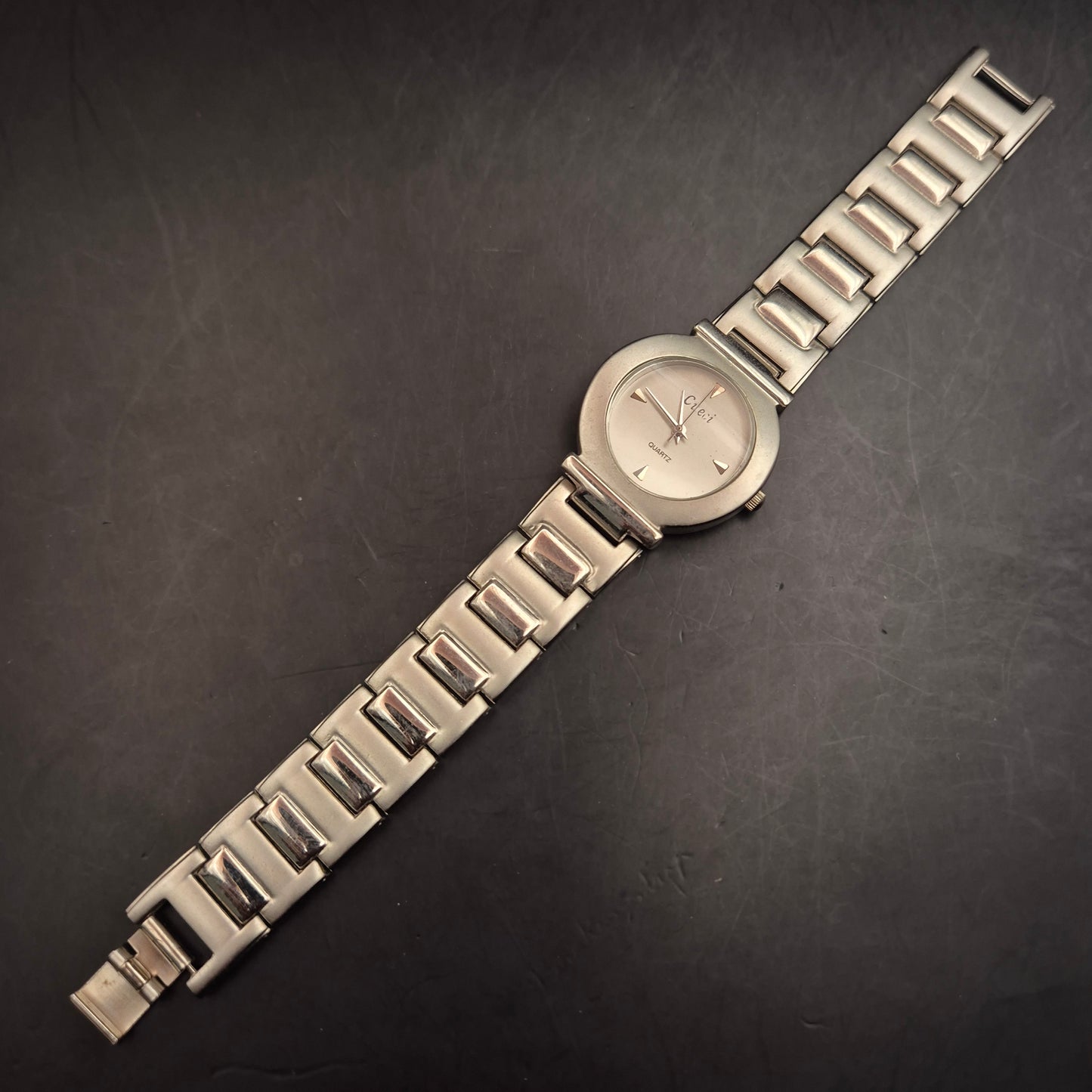 Elegante Cueci Damen Uhr – Schlichtes Design in Edelstahloptik