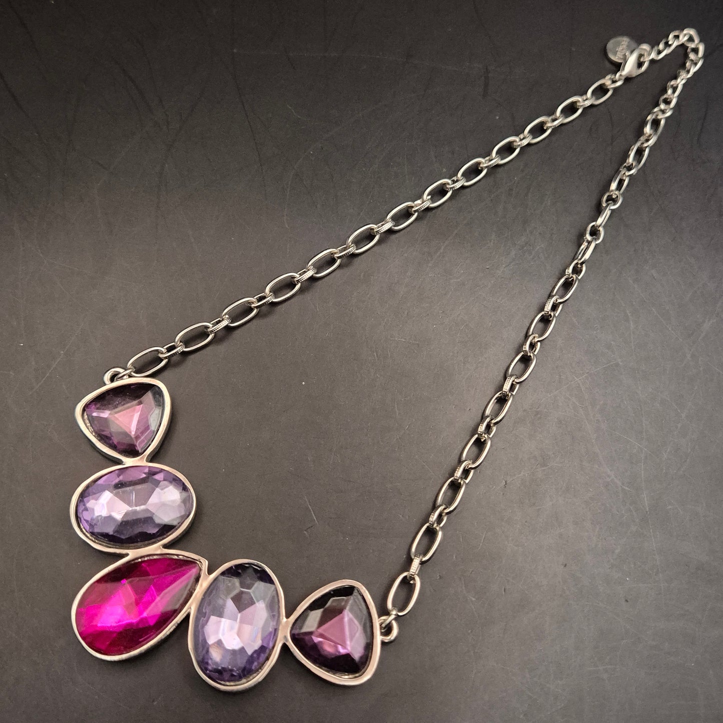 Bonita Statement Halskette – Silberfarbene Kette mit bunten Steinen