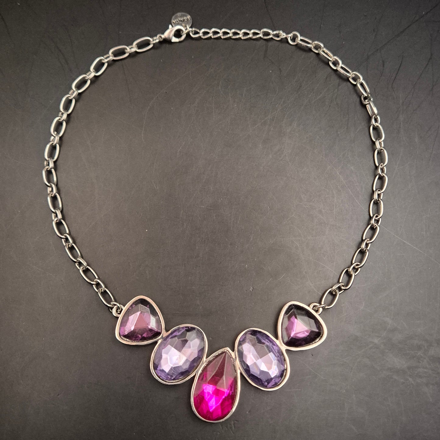 Bonita Statement Halskette – Silberfarbene Kette mit bunten Steinen