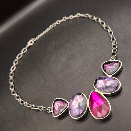 Bonita Statement Halskette – Silberfarbene Kette mit bunten Steinen