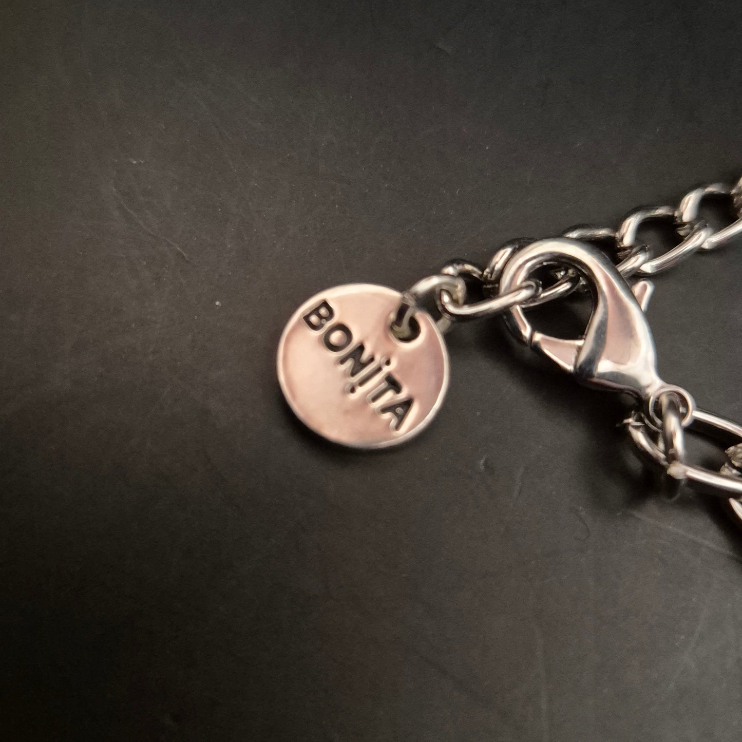 Bonita Statement Halskette – Silberfarbene Kette mit bunten Steinen