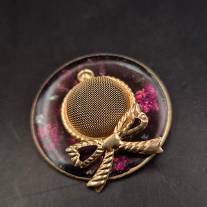 Vintage Brosche mit goldener Schleife – Floraler Look in Rundform