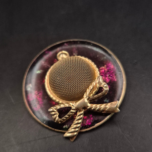 Vintage Brosche mit goldener Schleife – Floraler Look in Rundform