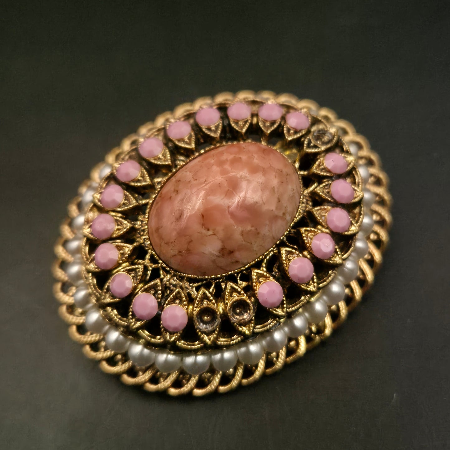 Opulente Vintage Brosche – Goldfarben mit rosa Steinbesatz