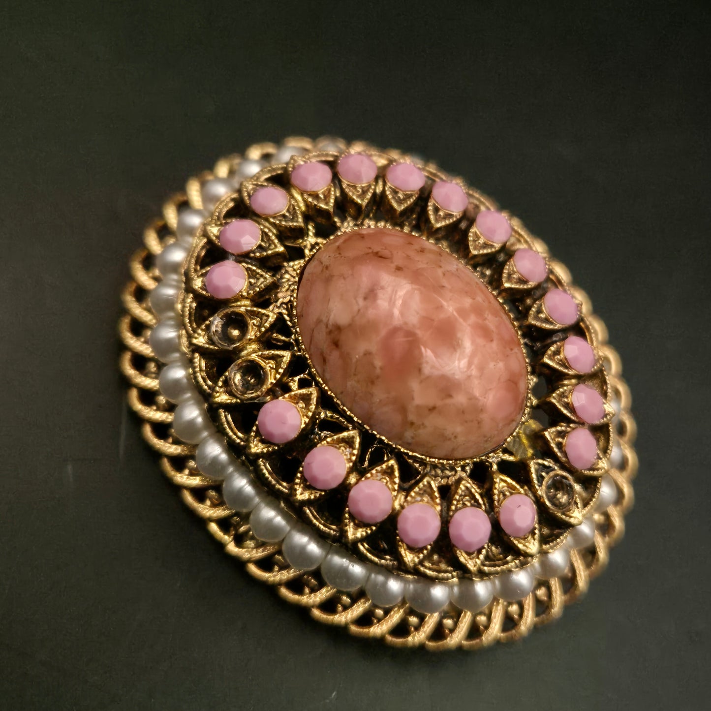 Opulente Vintage Brosche – Goldfarben mit rosa Steinbesatz