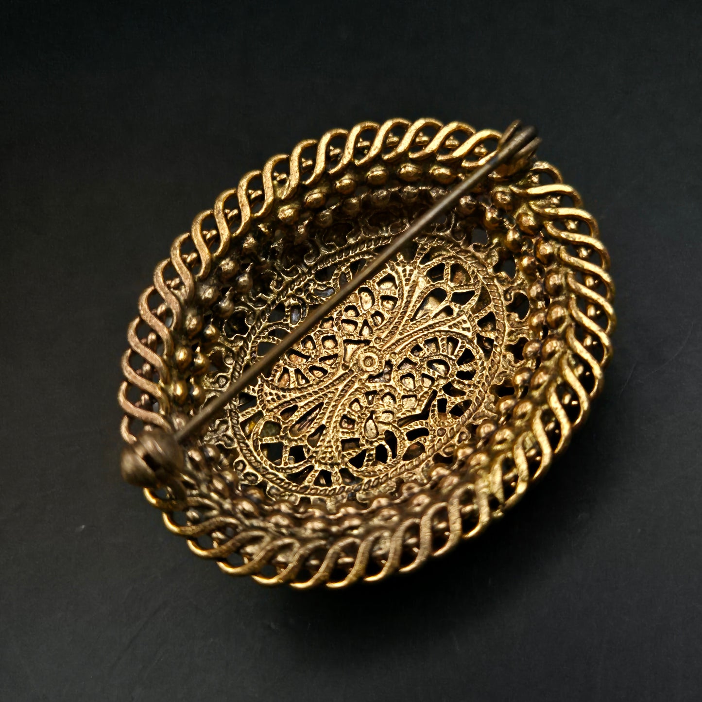 Opulente Vintage Brosche – Goldfarben mit rosa Steinbesatz