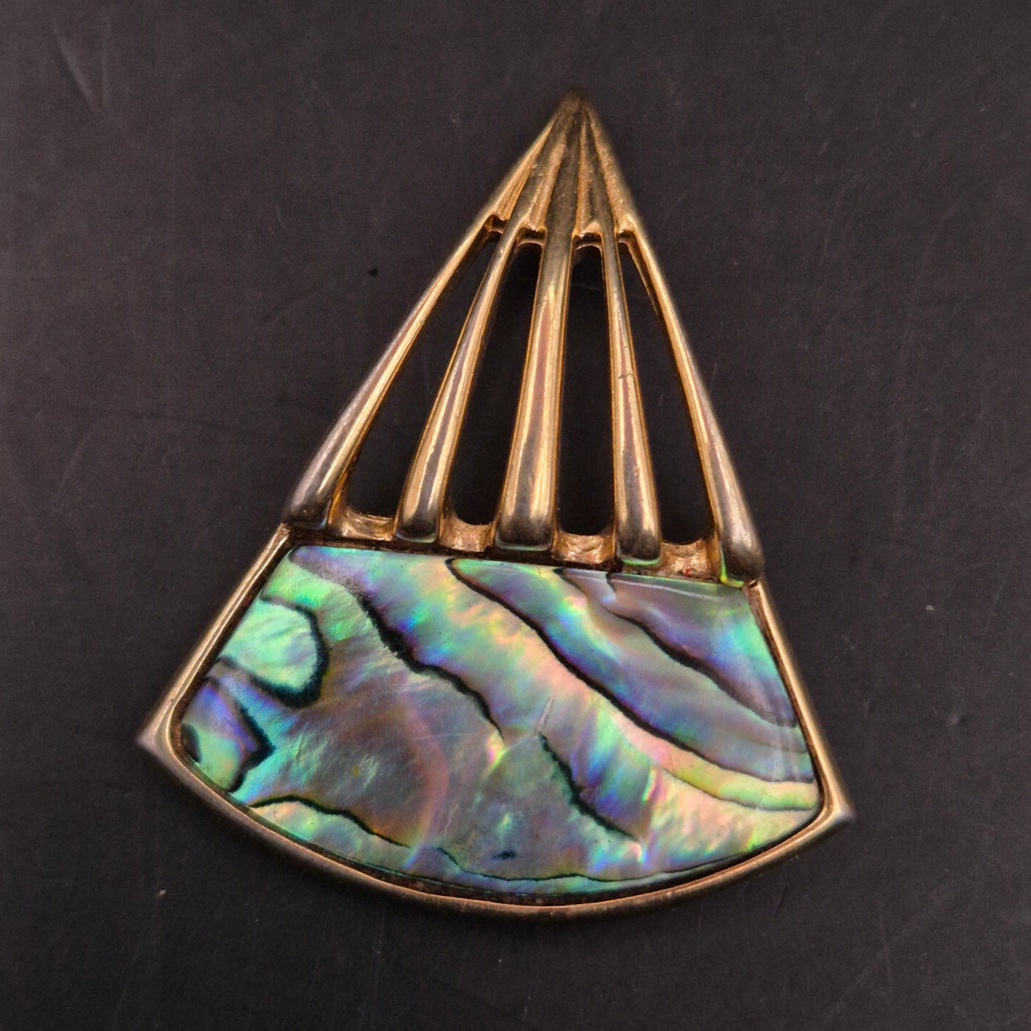 Abstrakte Vintage Brosche – Lüsternde Muscheloptik in Fächerform