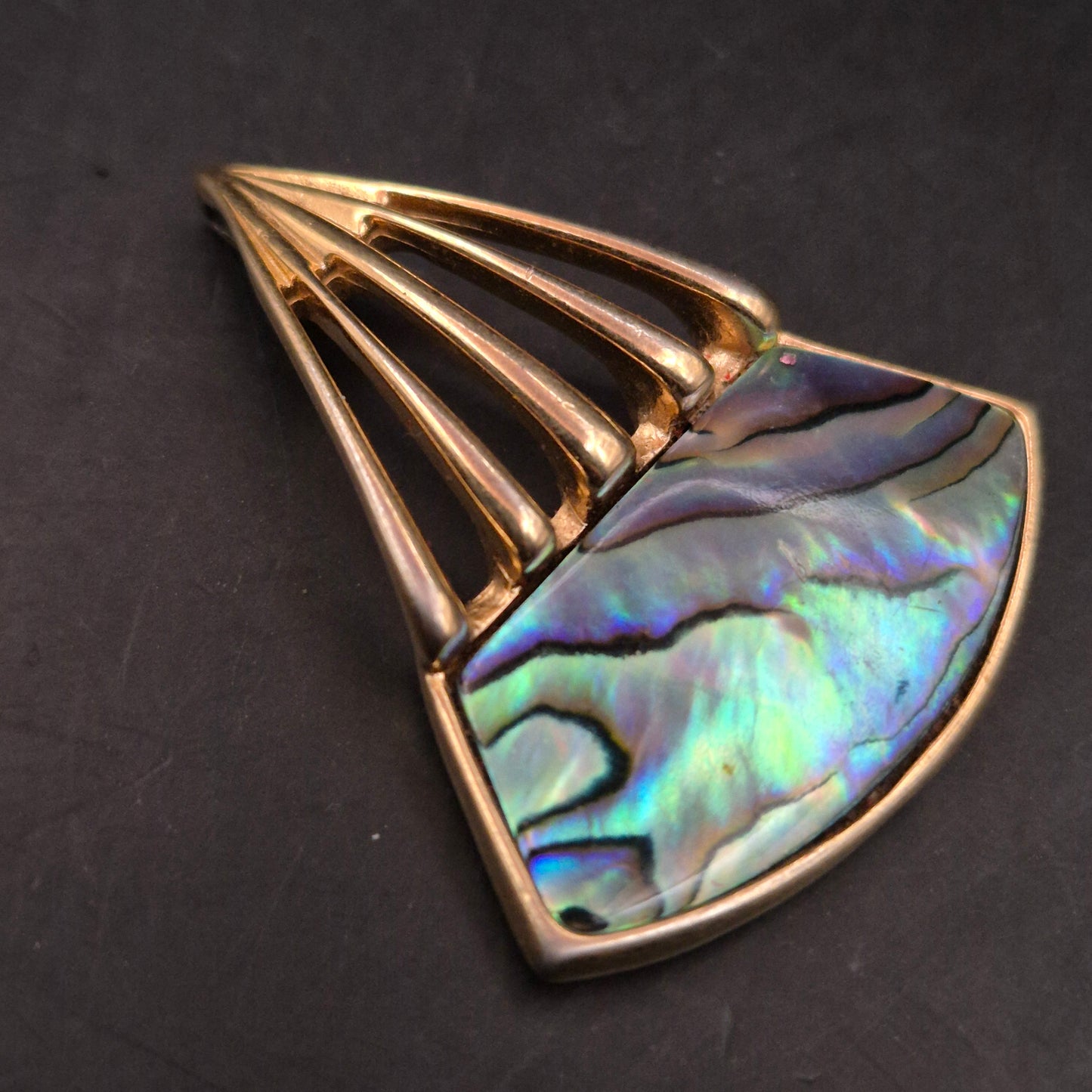 Abstrakte Vintage Brosche – Lüsternde Muscheloptik in Fächerform