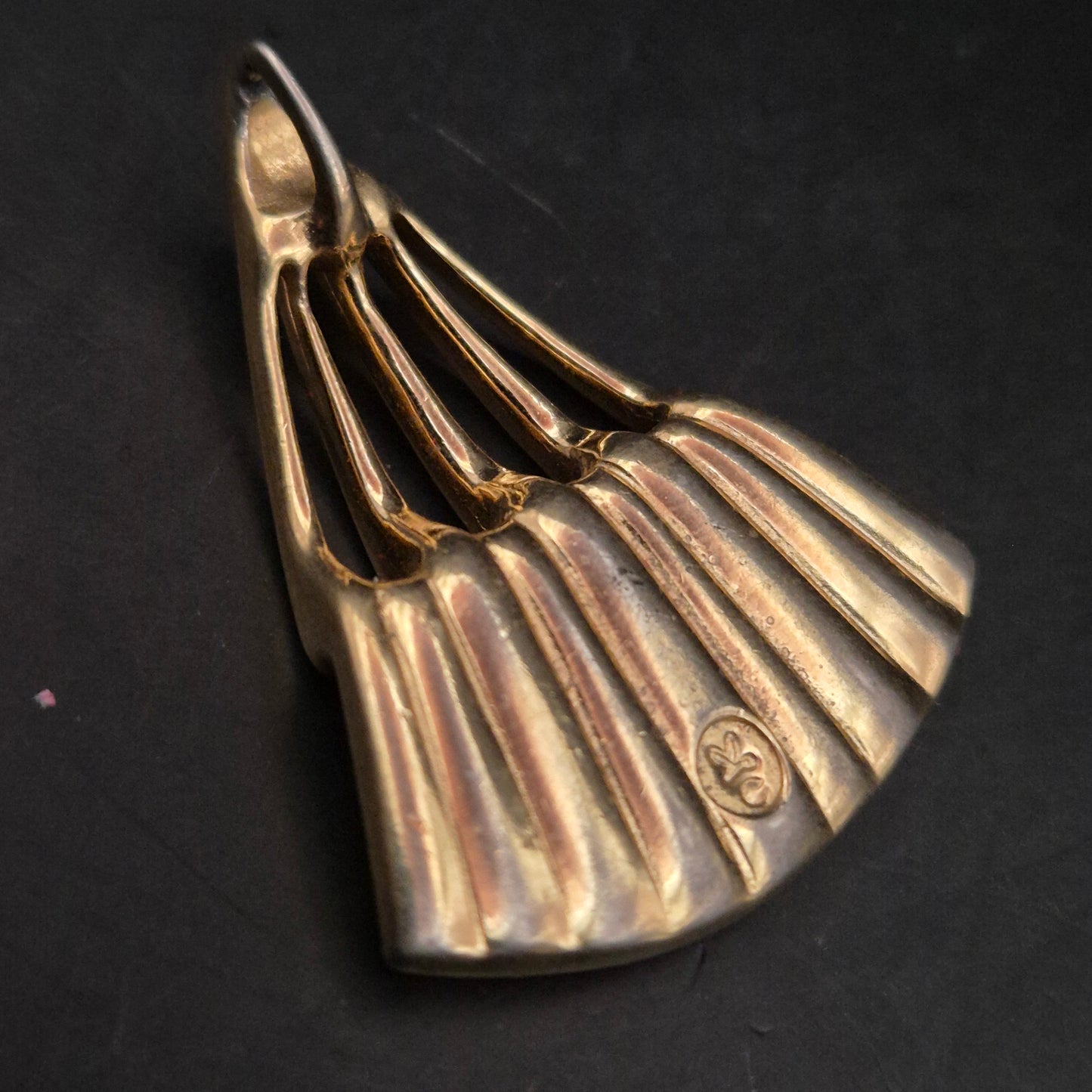 Abstrakte Vintage Brosche – Lüsternde Muscheloptik in Fächerform