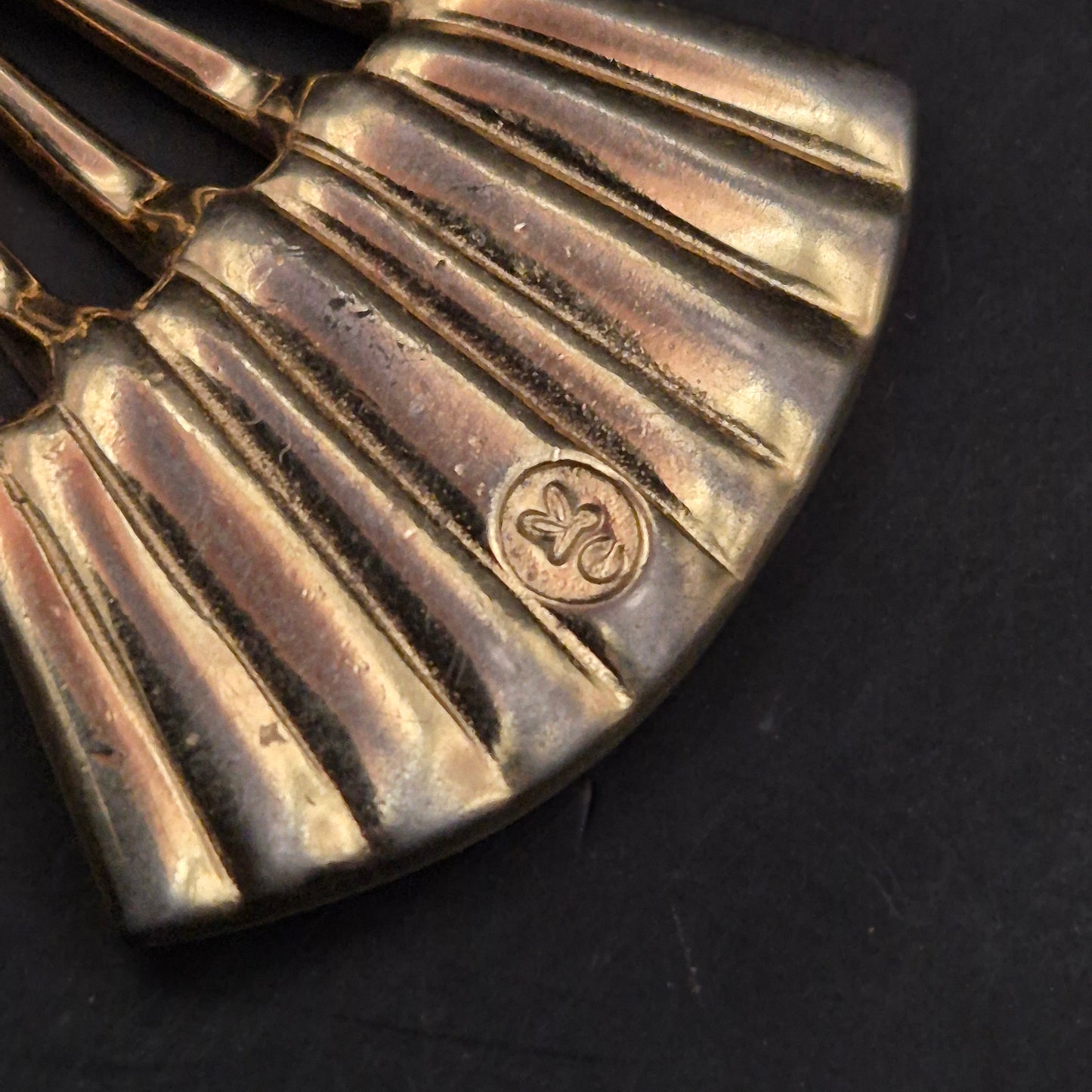 Abstrakte Vintage Brosche – Lüsternde Muscheloptik in Fächerform