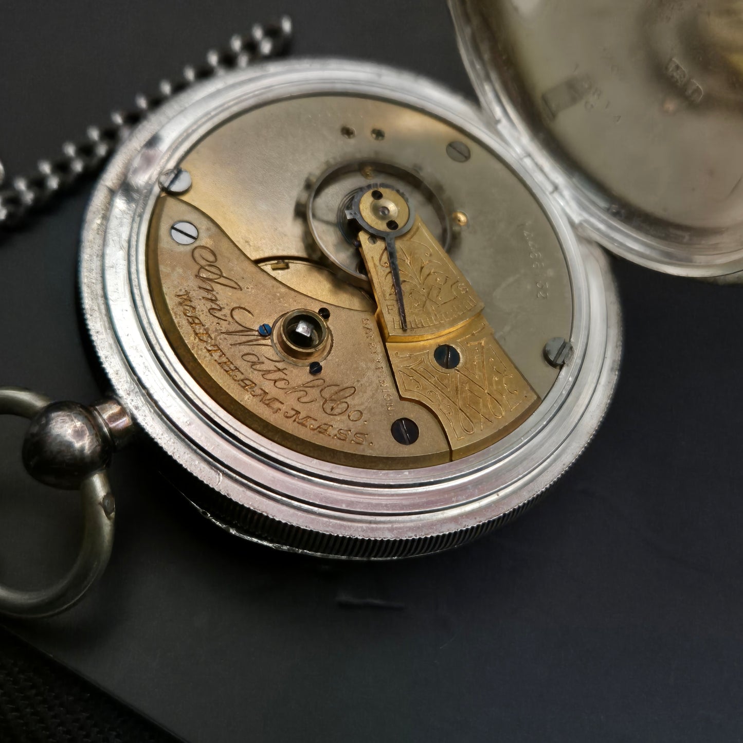 Antike Waltham Taschenuhr mit Kette – Eleganz im historischen Stil