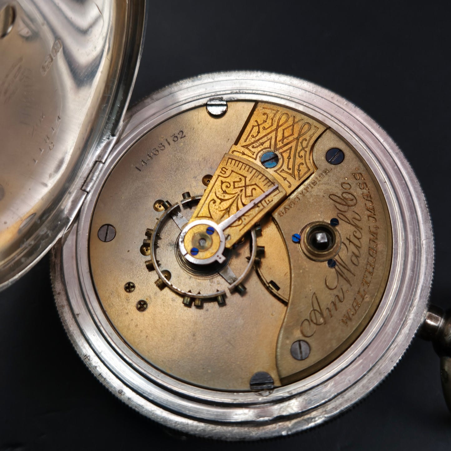 Antike Waltham Taschenuhr mit Kette – Eleganz im historischen Stil