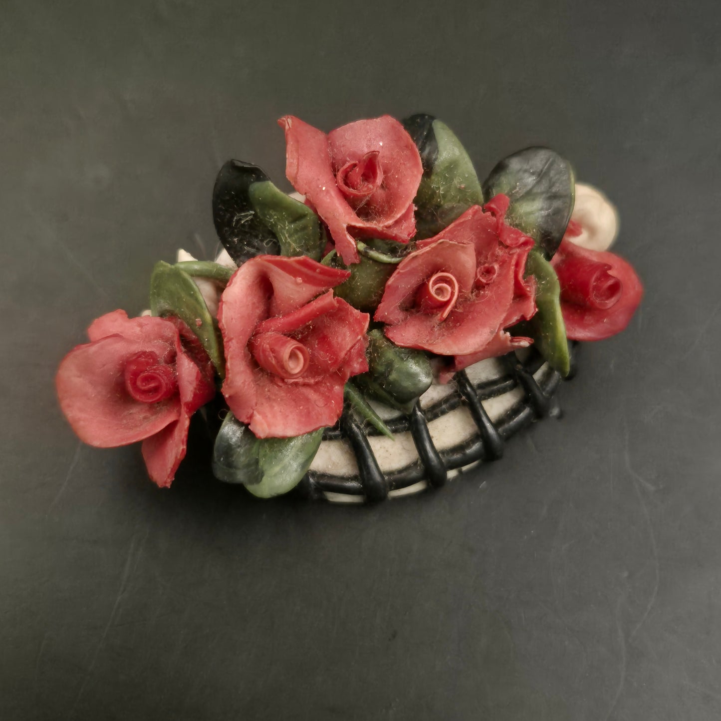 Florale Brosche mit Rosenmotiv – Vintage Handarbeit aus Resin