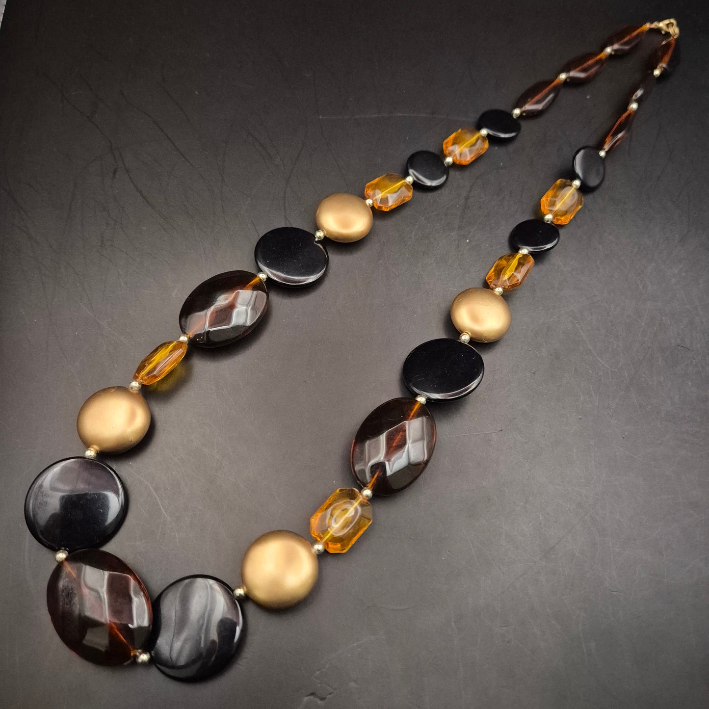 Moderne Kette mit großen Glas- und Acrylperlen in Braun-Gold-Optik