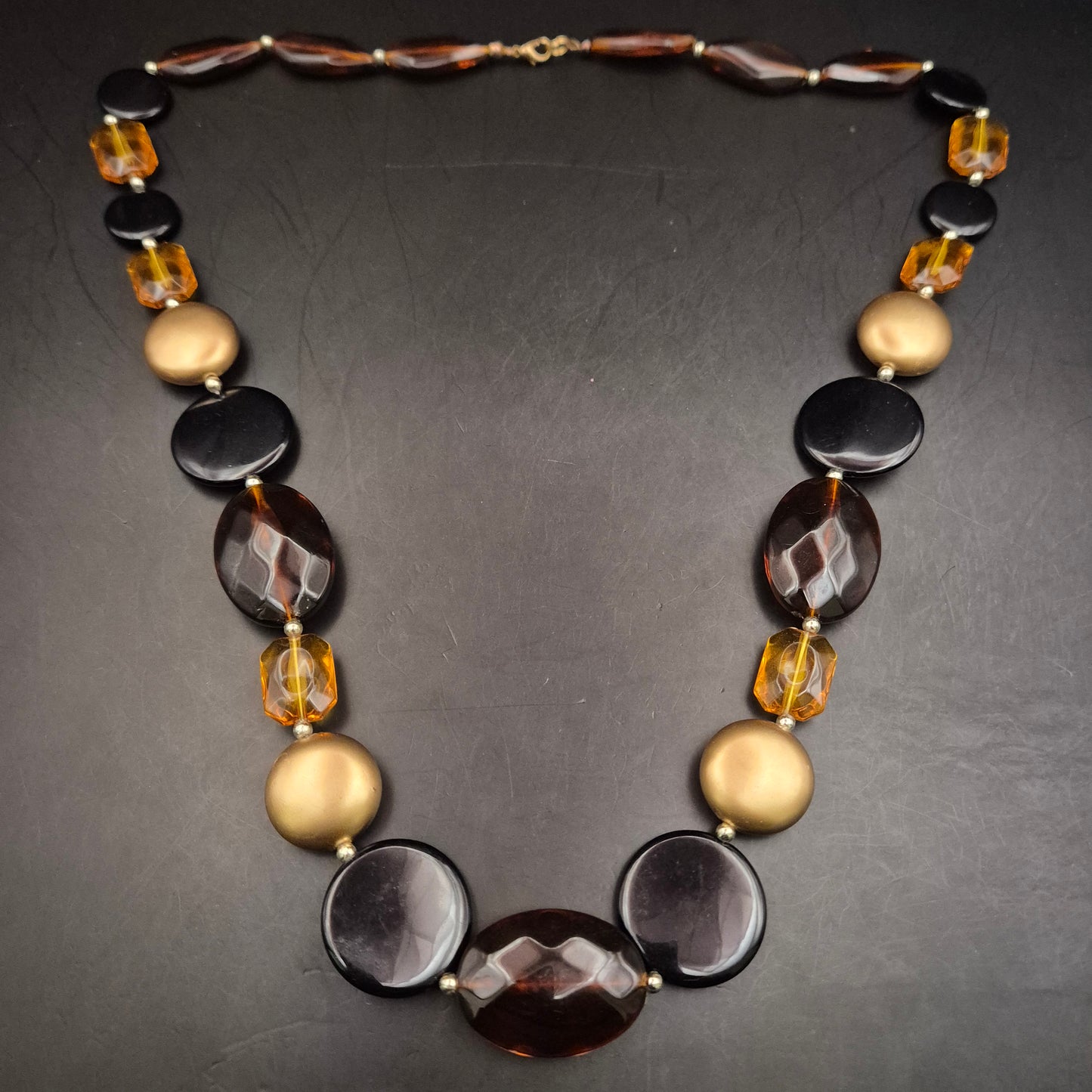 Moderne Kette mit großen Glas- und Acrylperlen in Braun-Gold-Optik