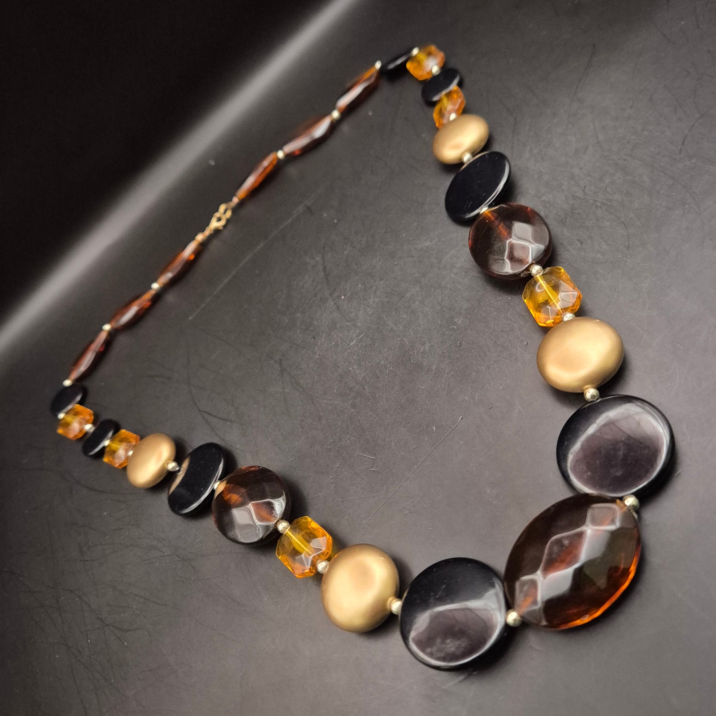 Moderne Kette mit großen Glas- und Acrylperlen in Braun-Gold-Optik