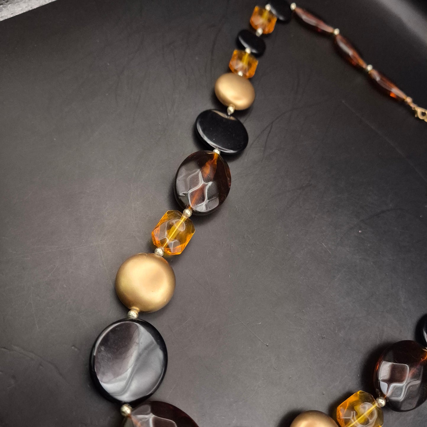 Moderne Kette mit großen Glas- und Acrylperlen in Braun-Gold-Optik